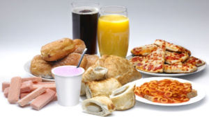 Boissons sucrées, pâtisseries, céréales raffinées et plats ultra-transformés provoquent une hausse de la glycémie souvent banalisée. Pourtant, une étude scientifique révèle que cette hausse de la glycémie après les repas augmente de 69 % le risque de développer la maladie d’Alzheimer, faisant de l’alimentation un enjeu central de prévention.