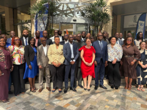  En Côte d’Ivoire, la filière café-cacao se tourne vers un avenir durable avec l’initiative “Cacao Carbone+”. Lancée pour structurer et valoriser les projets agroforestiers générateurs de crédit carbone, elle ambitionne de transformer des millions d’hectares de vergers, de renforcer les revenus des producteurs et de faire du pays une référence mondiale du cacao durable.