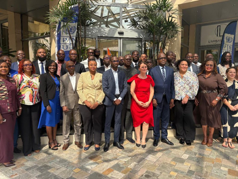  En Côte d’Ivoire, la filière café-cacao se tourne vers un avenir durable avec l’initiative “Cacao Carbone+”. Lancée pour structurer et valoriser les projets agroforestiers générateurs de crédit carbone, elle ambitionne de transformer des millions d’hectares de vergers, de renforcer les revenus des producteurs et de faire du pays une référence mondiale du cacao durable.