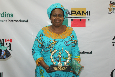 Échouer au baccalauréat n’a pas freiné son ascension. De la coopérative de quartier aux courtes formations, Thérèse Kanlinssou a bâti un leadership féminin fondé sur le collectif, la rigueur et la transmission de la connaissance au service de l’autonomisation des femmes.