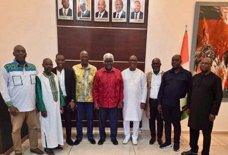 Face aux inquiétudes grandissantes des coopératives et des producteurs de cacao, le président de l’Organisation Interprofessionnelle Agricole (OIA), Siaka Diakité, a lancé, dimanche 1er mars 2026, un appel à la sérénité. À l’issue d’une rencontre à la Primature avec le gouvernement et le Conseil Café-Cacao, il a assuré que les stocks résiduels de la campagne principale seront intégralement rachetés au prix garanti de 2 800 FCFA le kilogramme.