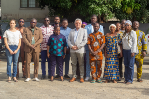 L’Hôtel du Lac de Cotonou a accueilli, ce mardi 17 mars 2026, un atelier stratégique consacré à la validation du Référentiel technico-économique (RTE) de production des larves de mouches soldats noires (LMSN). Initiée par l’organisation Swisscontact au Bénin dans le cadre du projet Béninclusif, cette initiative marque un tournant dans la structuration d’une filière locale capable d’offrir une alternative durable et compétitive aux intrants protéiques importés.