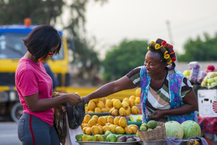 Dans chaque foyer, une bataille silencieuse se joue dans l’assiette. Le rôle des femmes dans le choix d’aliments non chimiques, de recettes riches et du nombre de repas par jour façonne la nutrition familiale et peut changer le destin sanitaire d’une génération entière