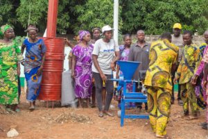 Le mardi 10 mars 2026, une cérémonie de remise de kits de production de biofertilisant s’est tenue au siège de l’Union Communale des Coopératives Maraîchères de Zè, au profit des femmes membres des coopératives maraîchères de la commune.