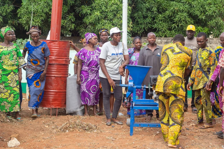 Le mardi 10 mars 2026, une cérémonie de remise de kits de production de biofertilisant s’est tenue au siège de l’Union Communale des Coopératives Maraîchères de Zè, au profit des femmes membres des coopératives maraîchères de la commune.