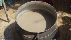 Face aux effets environnementaux et sanitaires liés à l’usage excessif des pesticides chimiques, les agriculteurs se tournent de plus en plus vers des solutions naturelles pour protéger leurs cultures. Les biopesticides apparaissent ainsi comme une alternative à l’utilisation des pesticides de synthèse, souvent considérés comme dangereux pour l’homme et l’environnement.