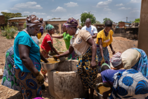 Au nord du Bénin, les femmes de Boukoumbé transforment le karité autrement. Grâce aux biodigesteurs, elles produisent désormais au biogaz, réduisent leur dépendance au bois et à l’eau, gagnent du temps et améliorent leur confort. Une innovation qui produit un fertilisant naturel bénéfique pour l’agriculture et l’environnement.