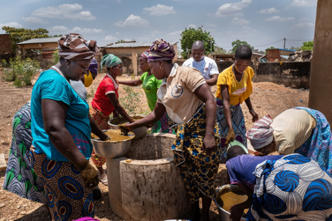 Au nord du Bénin, les femmes de Boukoumbé transforment le karité autrement. Grâce aux biodigesteurs, elles produisent désormais au biogaz, réduisent leur dépendance au bois et à l’eau, gagnent du temps et améliorent leur confort. Une innovation qui produit un fertilisant naturel bénéfique pour l’agriculture et l’environnement.
