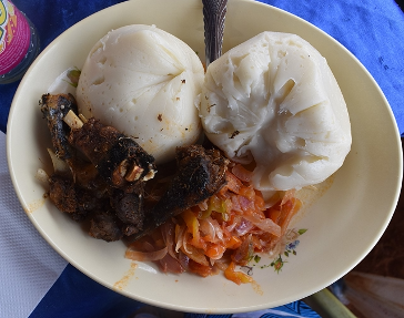 La transformation du maïs en Akassa soulève une question centrale en nutrition au Bénin. Entre pertes de vitamines et amélioration de la digestibilité, l’Akassa reste au cœur des habitudes alimentaires. La transformation du maïs en Akassa modifie les valeurs nutritionnelles, sans pour autant les détruire totalement.