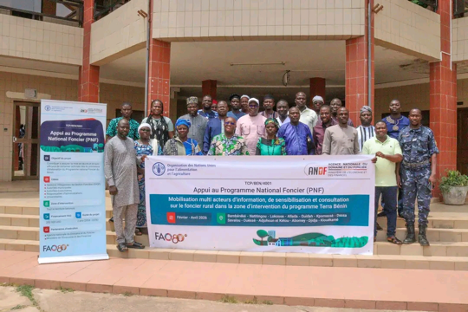 La commune de Bembèrèkè a accueilli, du 3 au 6 mars 2026, les premiers ateliers multi-acteurs consacrés à la gouvernance foncière. Cette initiative, conduite par l’Agence nationale du domaine et du foncier avec l’appui de l’Organisation des Nations Unies pour l’alimentation et l’agriculture, s’inscrit dans le cadre du programme Terra Bénin.