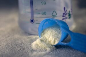 Le Maroc a décidé de retirer du marché plusieurs lots de lait infantile après une alerte sanitaire internationale signalant un risque lié à la bactérie Bacillus cereus, capable de produire la toxine Céruléide