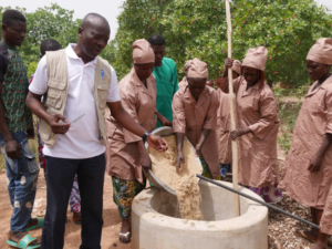 Dans la commune de Ouèssè, une innovation énergétique montre comment les déchets agricoles peuvent devenir une ressource précieuse pour les activités de transformation agroalimentaire. Au Centre de transformation communale, une unité de biogaz alimente désormais les activités de la Coopérative communale des étuveuses de riz, offrant une solution de cuisson propre tout en valorisant les résidus issus de la production agricole.