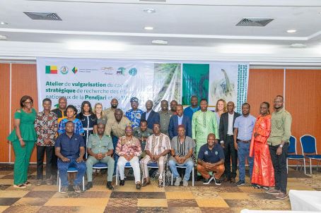 Ce mercredi 18 mars 2026, Cotonou a accueilli un atelier de vulgarisation du cadre stratégique de recherche dans les parcs nationaux de la Pendjari et du W-Bénin. Initiée par African Parks, la rencontre a réuni un parterre d’acteurs clés, notamment des représentants de l’Administration forestière, des responsables des parcs nationaux, des chercheurs ainsi que des scientifiques issus de diverses institutions.