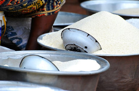 Depuis plusieurs mois, le marché du gari affiche une orientation baissière, traduisant à la fois une offre soutenue et un ralentissement de la demande extérieure. En janvier 2026, les indicateurs confirment cette tendance, avec des replis observés sur plusieurs types de marchés, malgré quelques signaux contrastés.