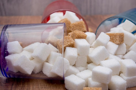 Les prix du sucre brut ont reculé sur le marché international entre janvier et décembre 2025, notamment sur l’Intercontinental Exchange (ICE), sous l’effet d’une production mondiale excédant la demande. Selon la Banque mondiale, l’USDA et la FAO, cette tendance pourrait se poursuivre en 2026.